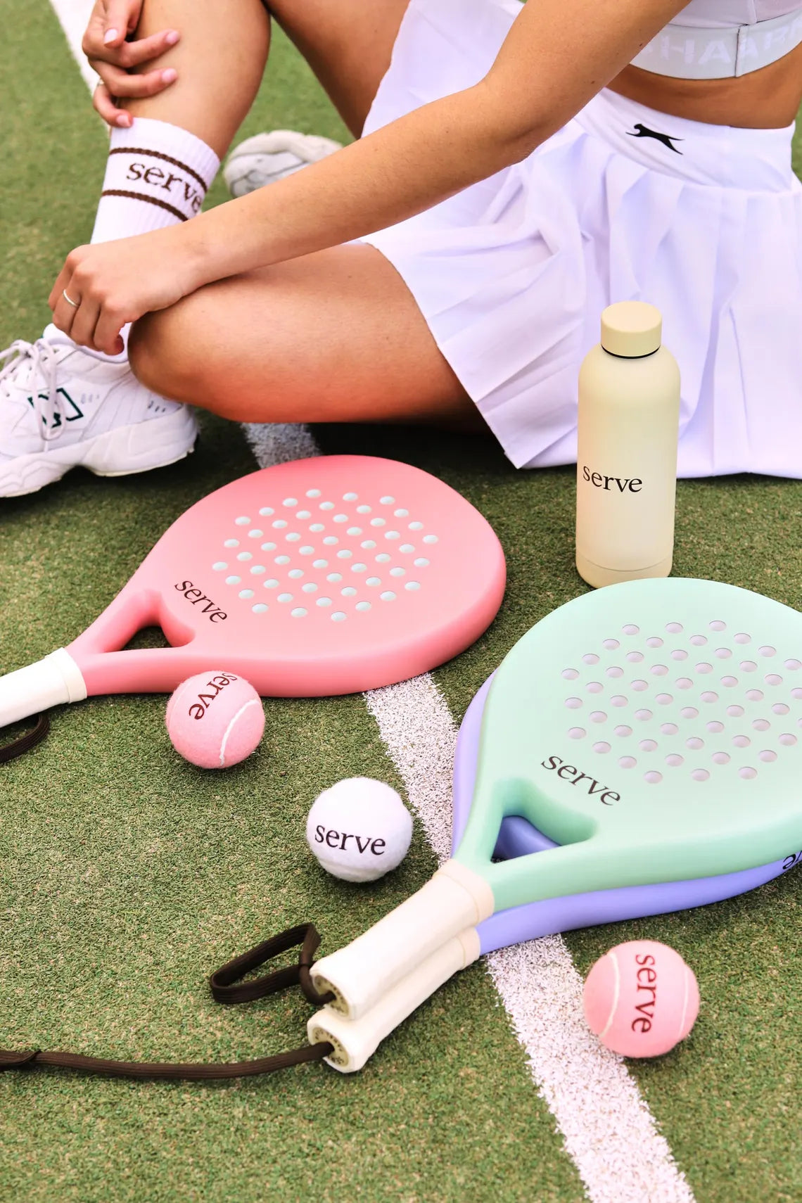 serve-padel-rackets-pastel-colours-bottle-balls-court-player_681d5bd4-e7fc-4369-bf08-434b630dcab5